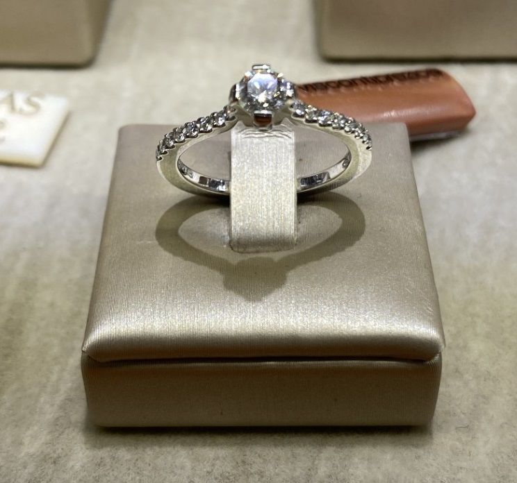 Visconti Preziosi | Anello solitario in oro bianco 18 kt e diamanti taglio brillante Visconti Preziosi | Anello solitario in oro bianco 18 kt e diamanti taglio brillante