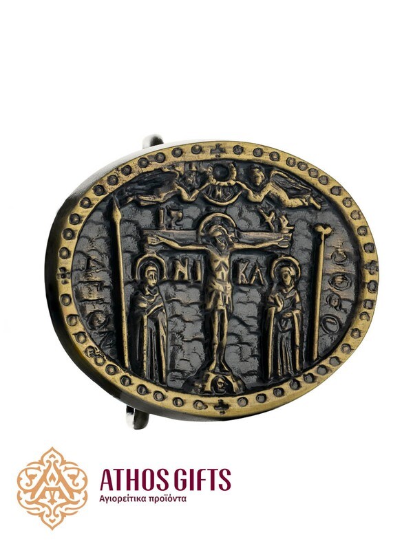 Cataramă metalică pentru curea cu imaginea Răstignirii lui Iisus Hristos și inscripția „Άγιον Όρος”.