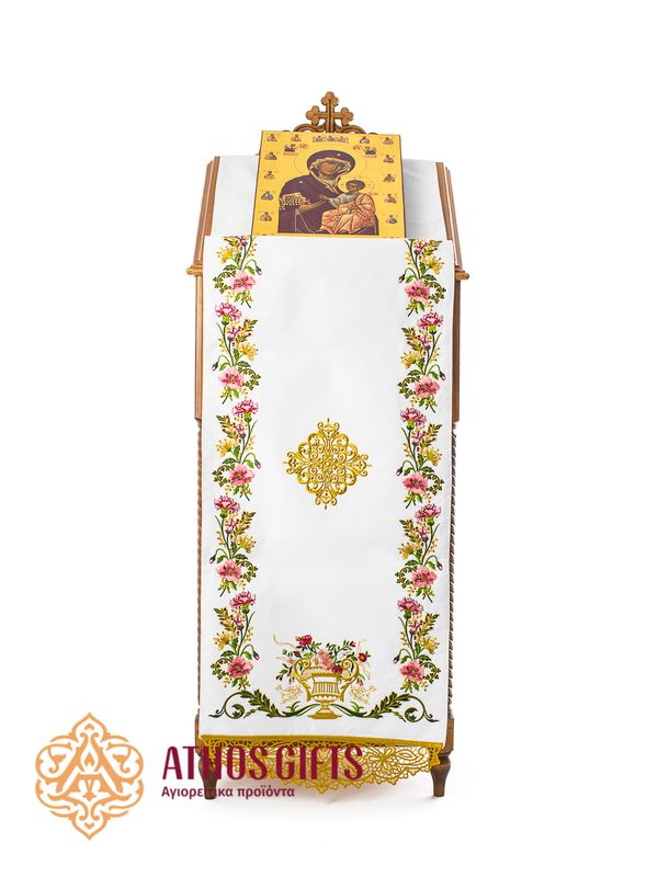 Acoperământ decorativ din satin de bumbac, decorat cu un ornament floral.