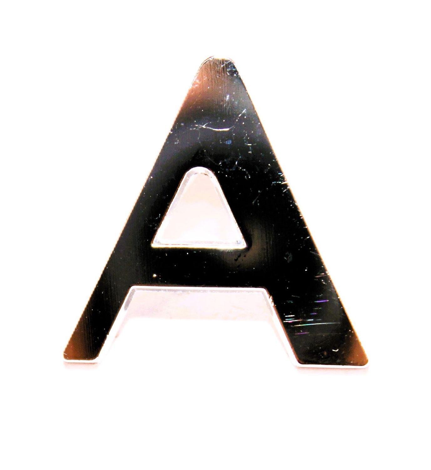 BUCHSTABE "A" VERCHROMT AUF KOFFERRAUMDECKEL TR4A