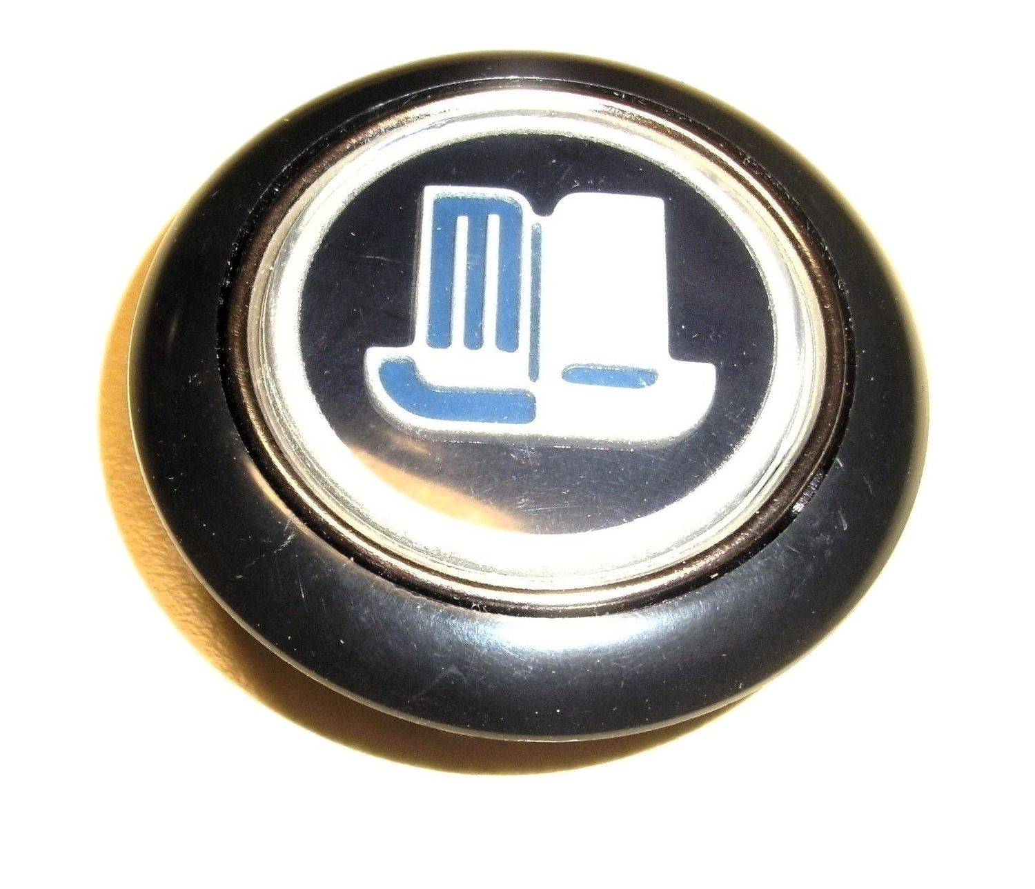 HUPENKNOPF LENKRADNABE MIT TRIUMPH EMBLEM TR4-6