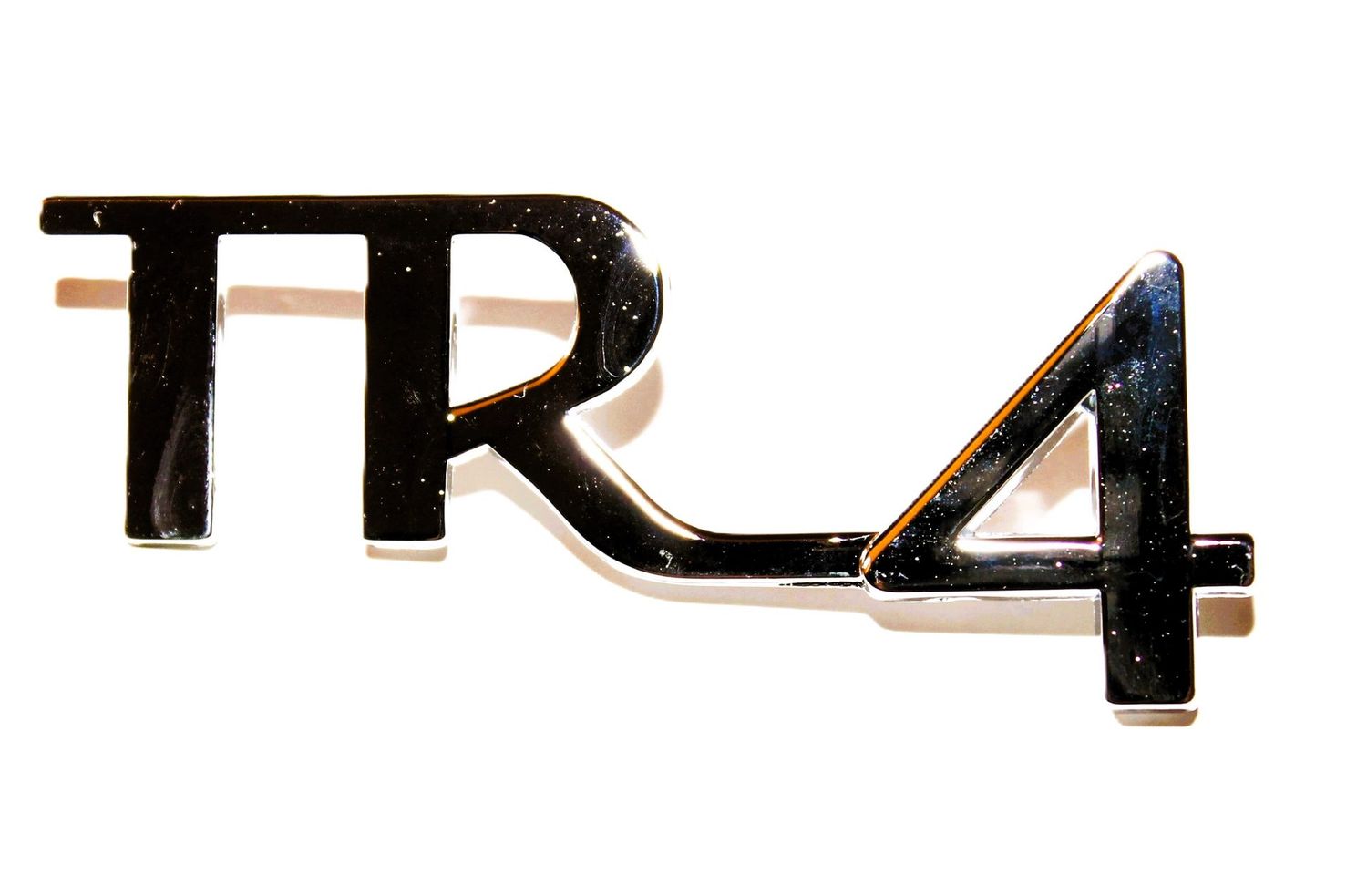 SCHRIFTZUG "TR4" VERCHROMT AUF KOFFERRAUMDECKEL TR4