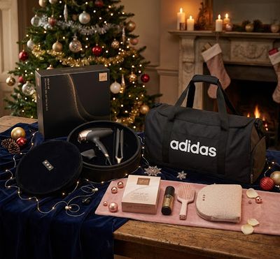NUOVO COFANETTO GHD DELUXE 2026 CON PIASTRA CHRONOS E PHON HELIOS  + STYLE GIFT SET CASHMERE 2026 SPAZZOLA PADDLE E TERMOPROTETTORE GHD + BORSONE ADIDAS