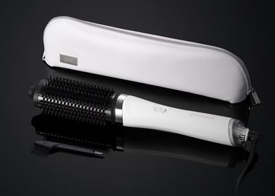 KIT CON SPAZZOLA GHD DUET BLOW DRY BIANCA CON POCHETTE + PIASTRA GHD CHRONOS BIANCA + LACCA GHD 400 ML KIT CON SPAZZOLA GHD DUET BLOW DRY BIANCA CON POCHETTE + PIASTRA GHD CHRONOS BIANCA + LACCA GHD 400 ML