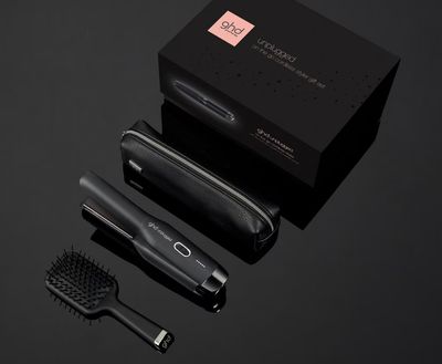 PIASTRA GHD UNPLUGGED SENZA FILI NERA GIFT SET CON POCHETTE GHD E SPAZZOLA PIASTRA GHD UNPLUGGED SENZA FILI NERA GIFT SET CON POCHETTE GHD E SPAZZOLA