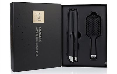 PIASTRA GHD UNPLUGGED SENZA FILI NERA GIFT SET CON POCHETTE GHD E SPAZZOLA PIASTRA GHD UNPLUGGED SENZA FILI NERA GIFT SET CON POCHETTE GHD E SPAZZOLA