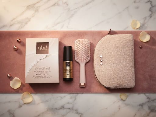 NUOVO GHD STYLE GIFT SET CON SPAZZOLA E TERMOPROTETTORE MINI CON POCHETTE NUOVO GHD STYLE GIFT SET CON SPAZZOLA E TERMOPROTETTORE MINI CON POCHETTE