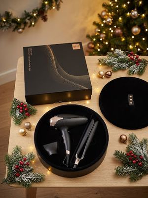 NUOVO DELUXE SET GHD CON PHON GHD HELIOS E PIASTRA GHD CHRONOS IN ELEGANTE COFANETTO 2026 NUOVO DELUXE SET GHD CON PHON GHD HELIOS E PIASTRA GHD CHRONOS IN ELEGANTE COFANETTO 2026