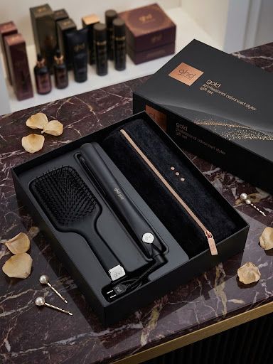 PIASTRA GHD GOLD GIFT SET NERA CON SPAZZOLA E POCHETTE PIASTRA GHD GOLD GIFT SET NERA CON SPAZZOLA E POCHETTE