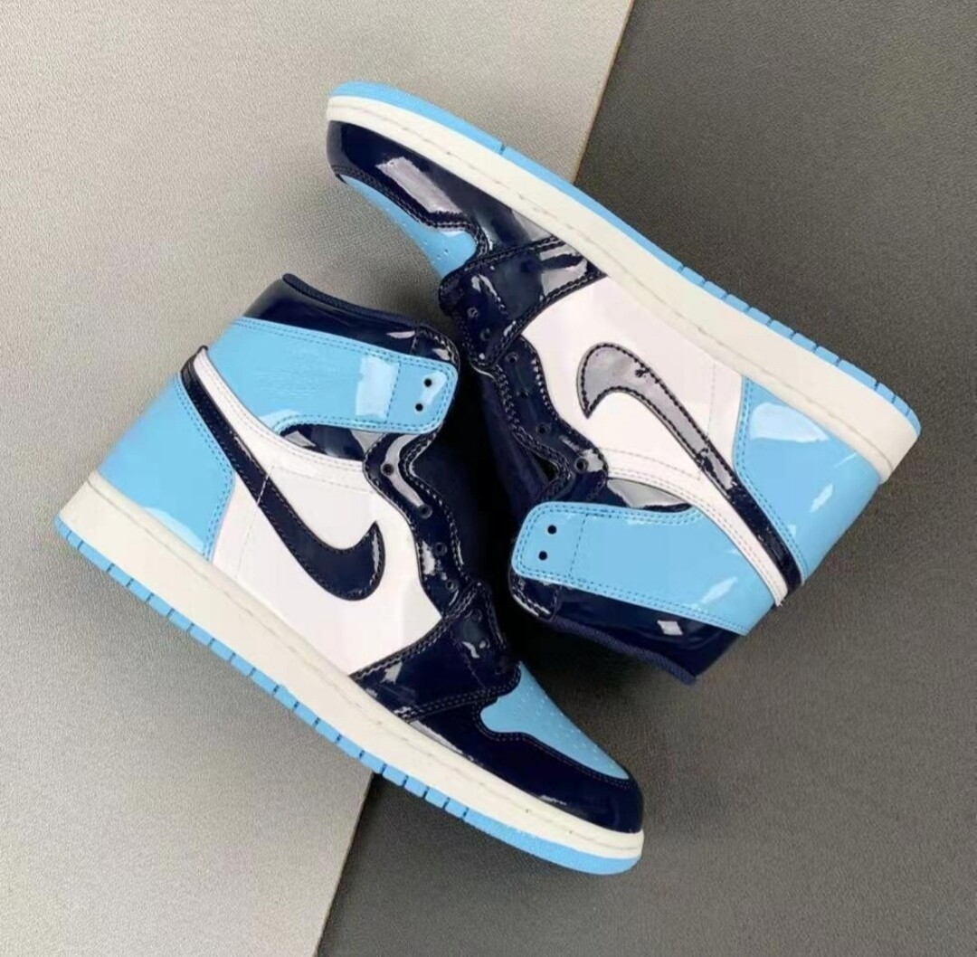 NIKE AIR FORCE JORDAN NEGRAS Y AZULES BRILLO
