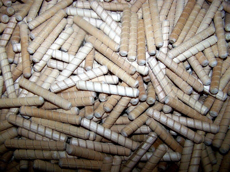 125 SMALL WOOD DOWELS- 2 1/2&quot; X 1/2&quot;