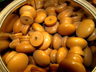 25 MAPLE FINISHED KNOBS / PULLS F