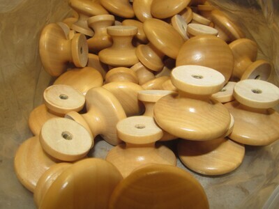10 FACTORY NEW MAPLE 1 1/4&quot; UNFINISHED KNOBS / PULLS NF