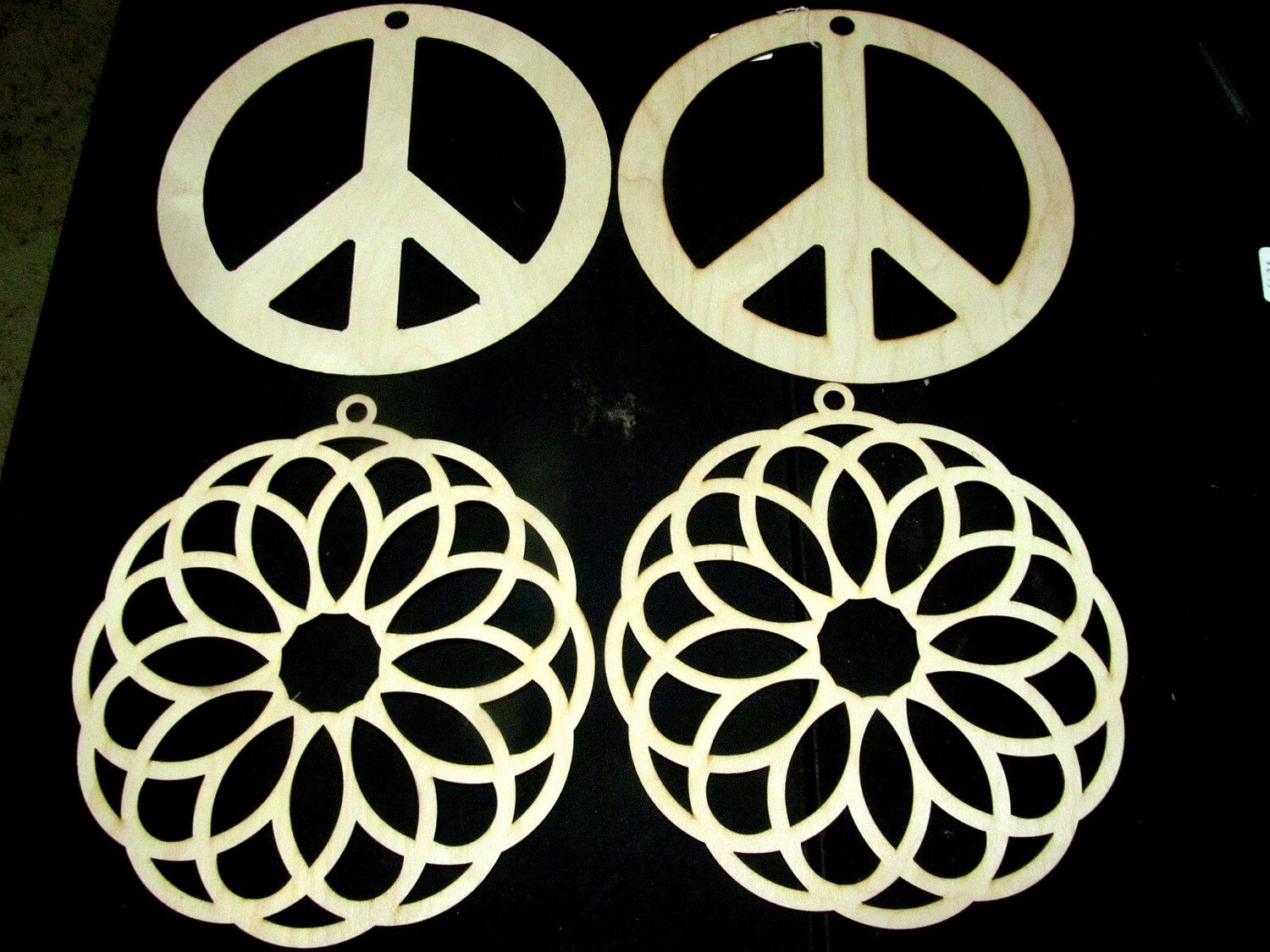 BEAUTIFUL 4 PIECE 12&quot; PEACE SIGN DECOR SET