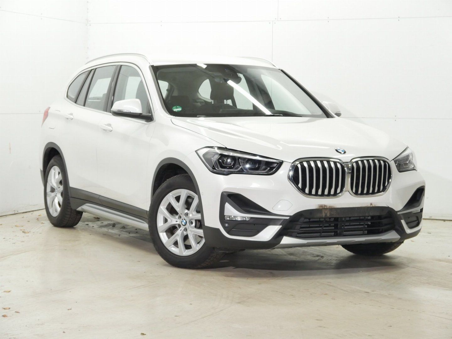 BMW X1 xDrive 25e MINERAL-WHITE METALLIC (LHD) 01/2022