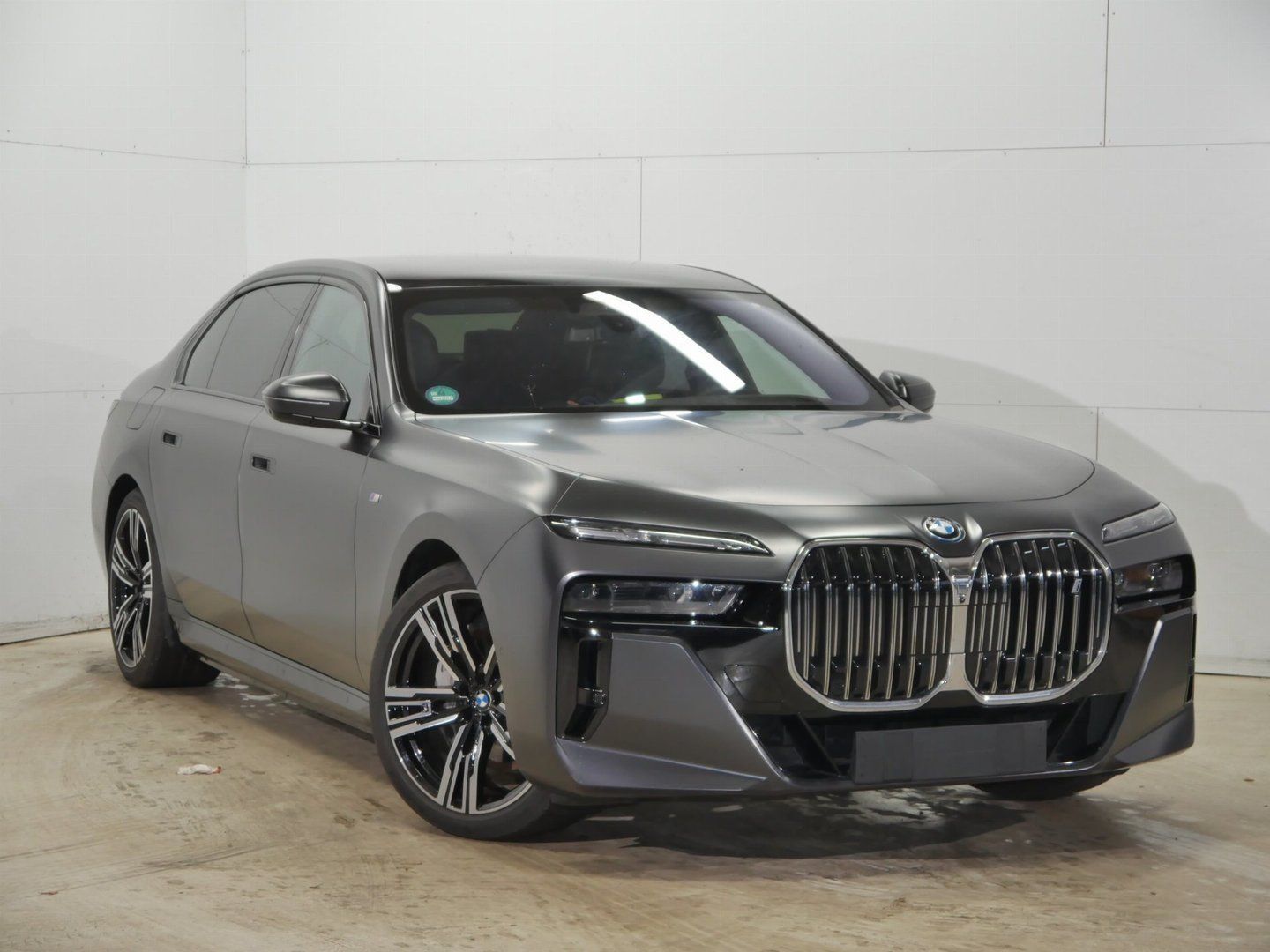 BMW i7 60 xDrive eDrive FROZEN DEEP GREY METALLIC (LHD) 01/2023