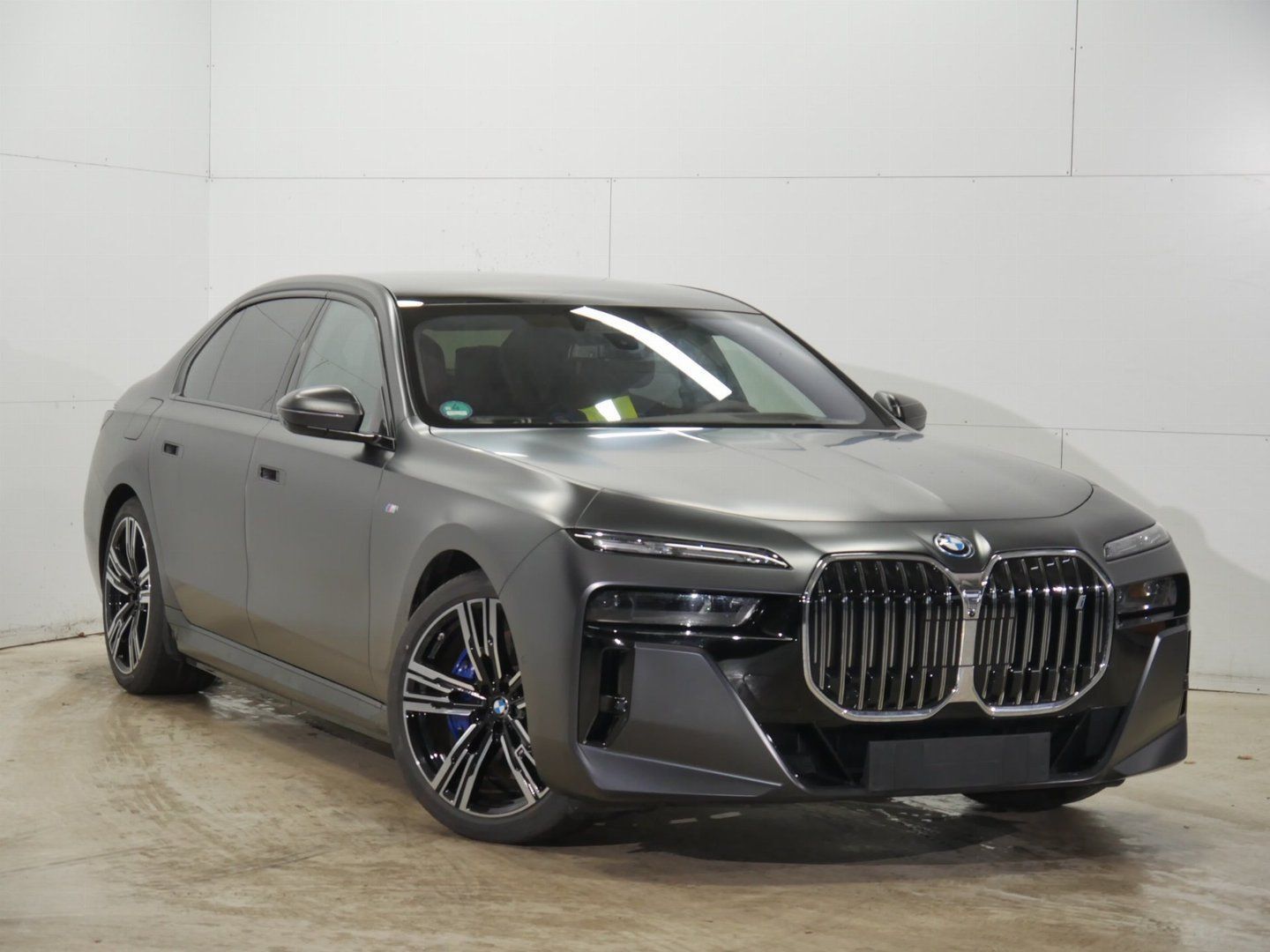 BMW i7 60 xDrive eDrive FROZEN DEEP GREY METALLIC (LHD) 12/2022