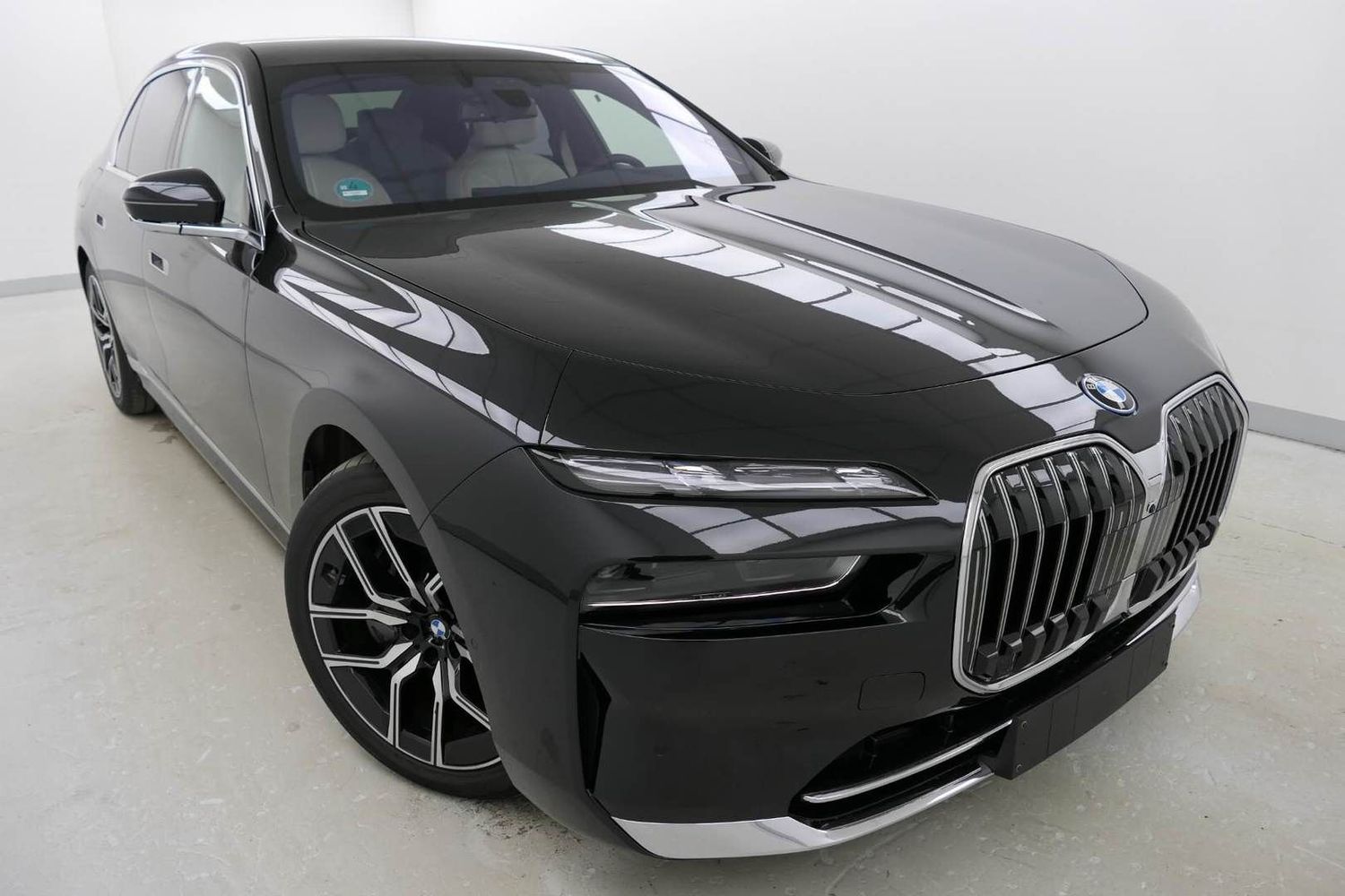 BMW 750e xDrive SAPPHIRE BLACK METALLIC (LHD) 05/2024