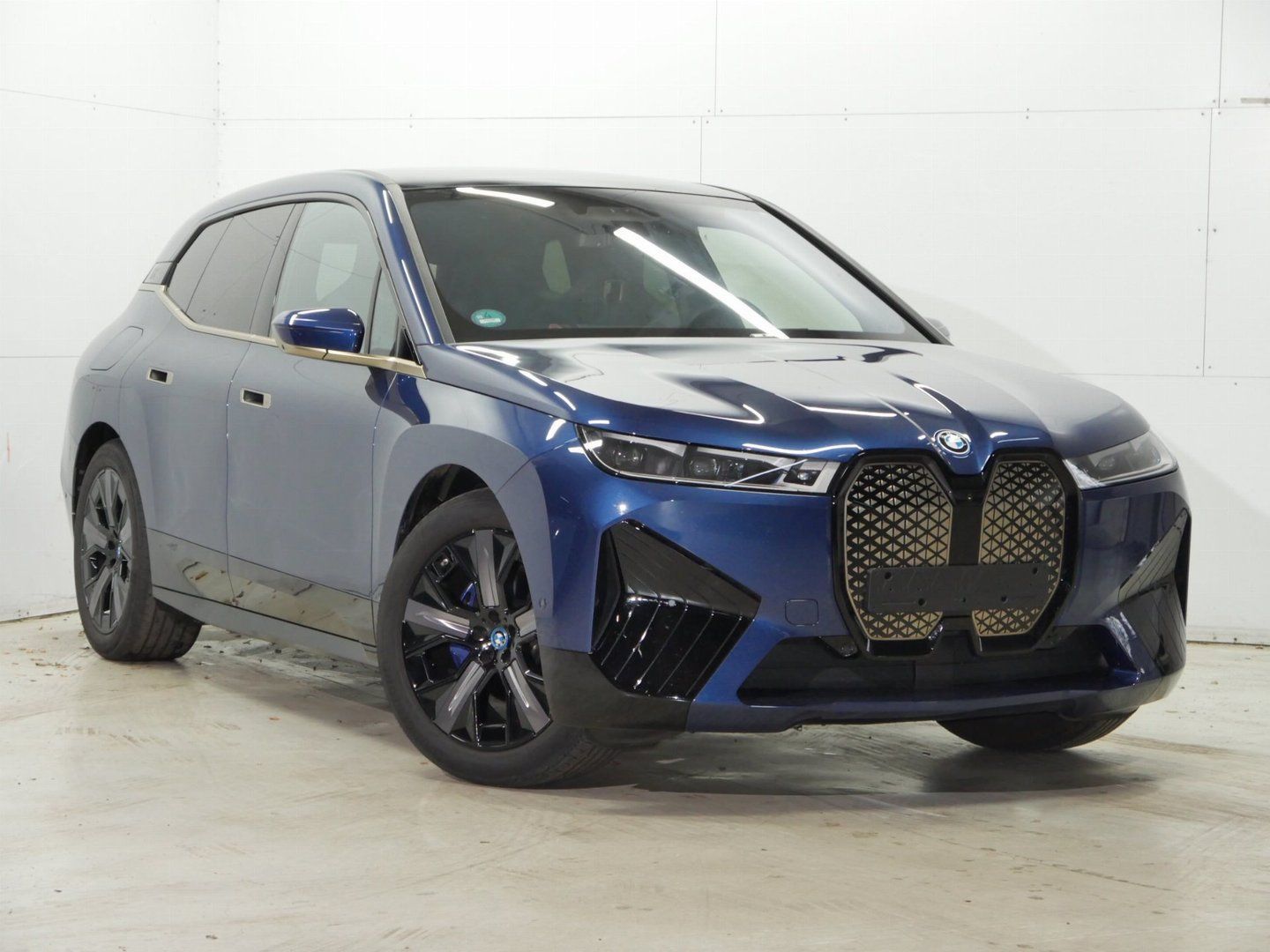 BMW iX xDrive 40 PHYTONIC-BLUE METALLIC (LHD) 02/2024