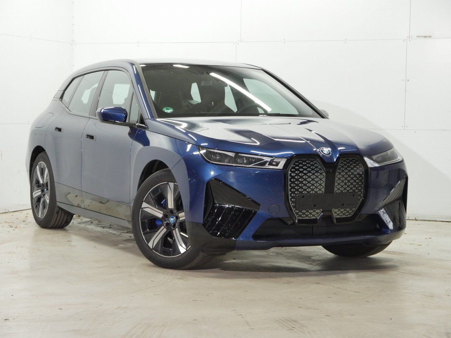 BMW iX xDrive 40 PHYTONIC-BLUE METALLIC (LHD) 06/2024