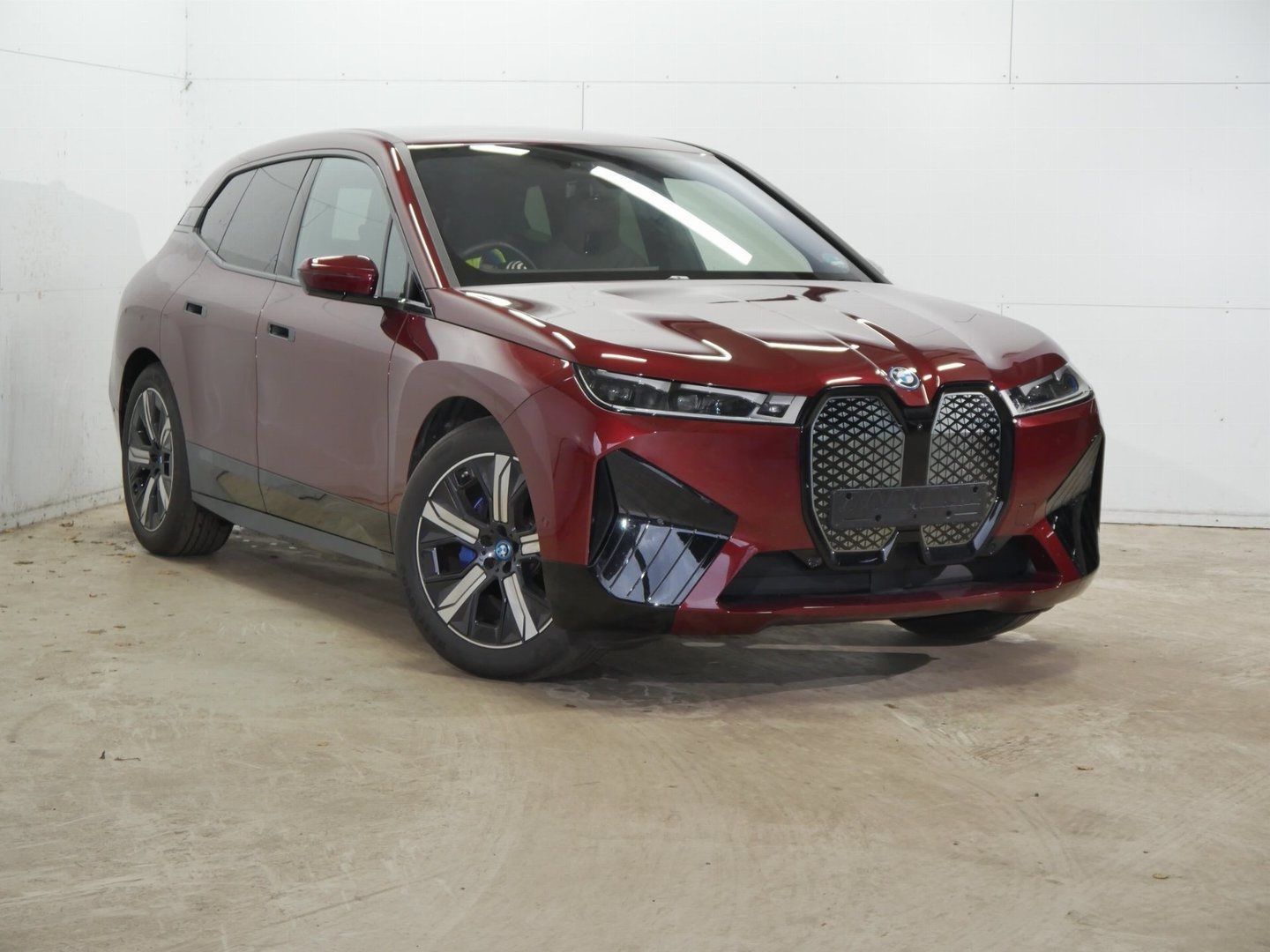 BMW iX xDrive 40 AVENTURINO RED METALLIC (RHD) 06/2024 BMW iX xDrive 40 AVENTURINO RED METALLIC (RHD) 06/2024