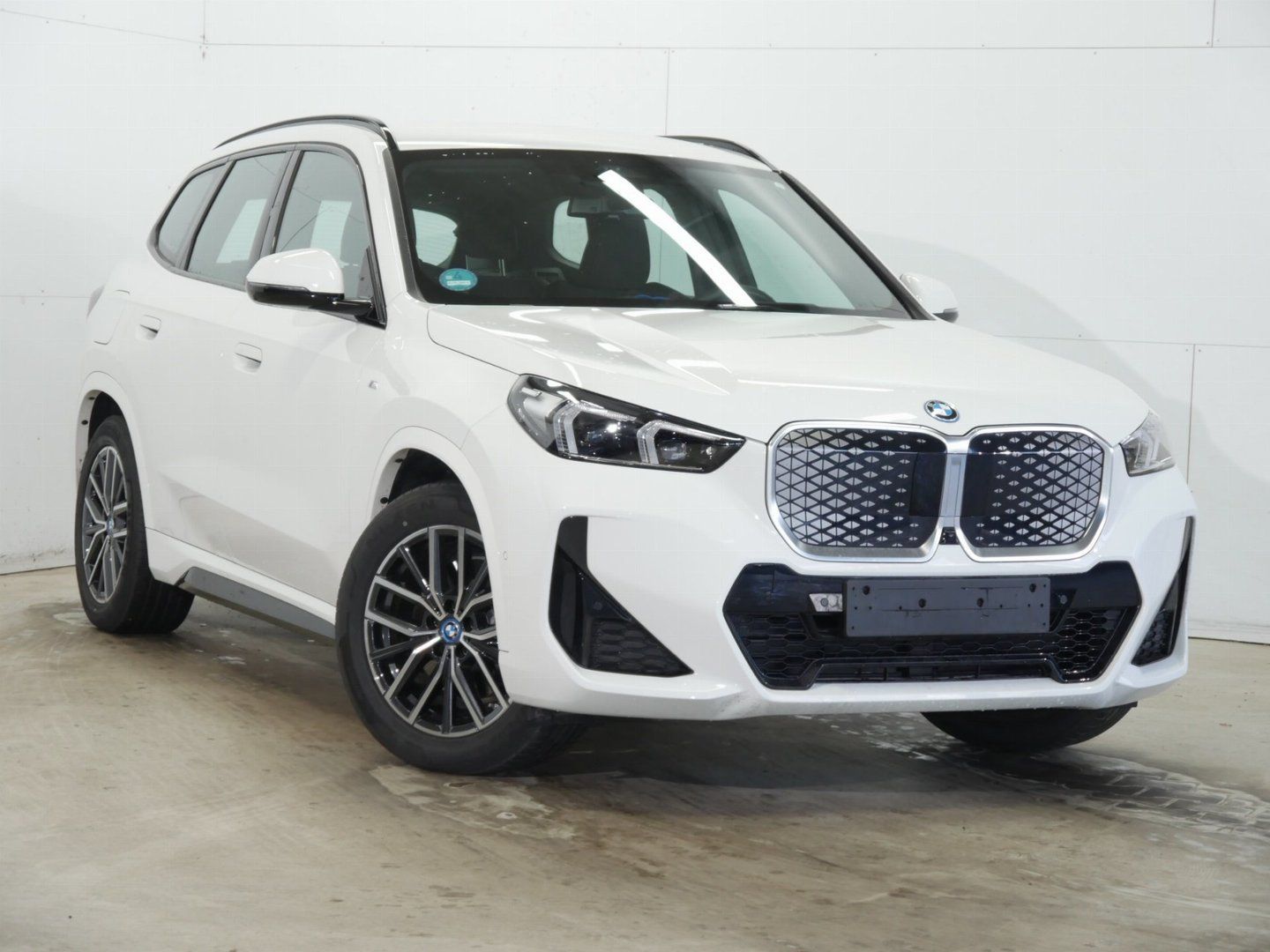 BMW iX1 xDrive 30 ALPINE WHITE (LHD) 03/2024