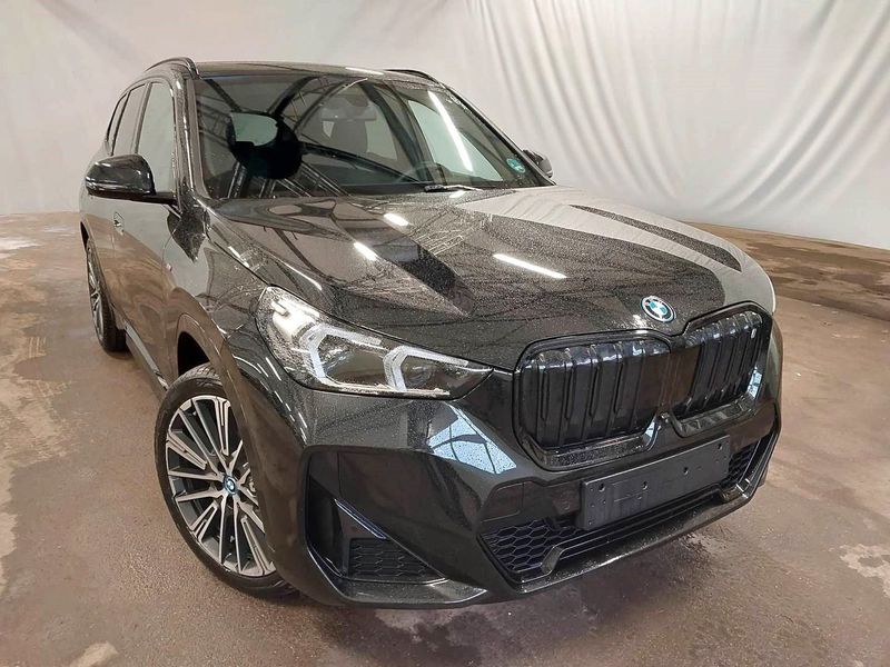 BMW iX1 xDrive 30 SAPPHIRE BLACK METALLIC (LHD) 07/2023 BMW iX1 xDrive 30 SAPPHIRE BLACK METALLIC (LHD) 07/2023