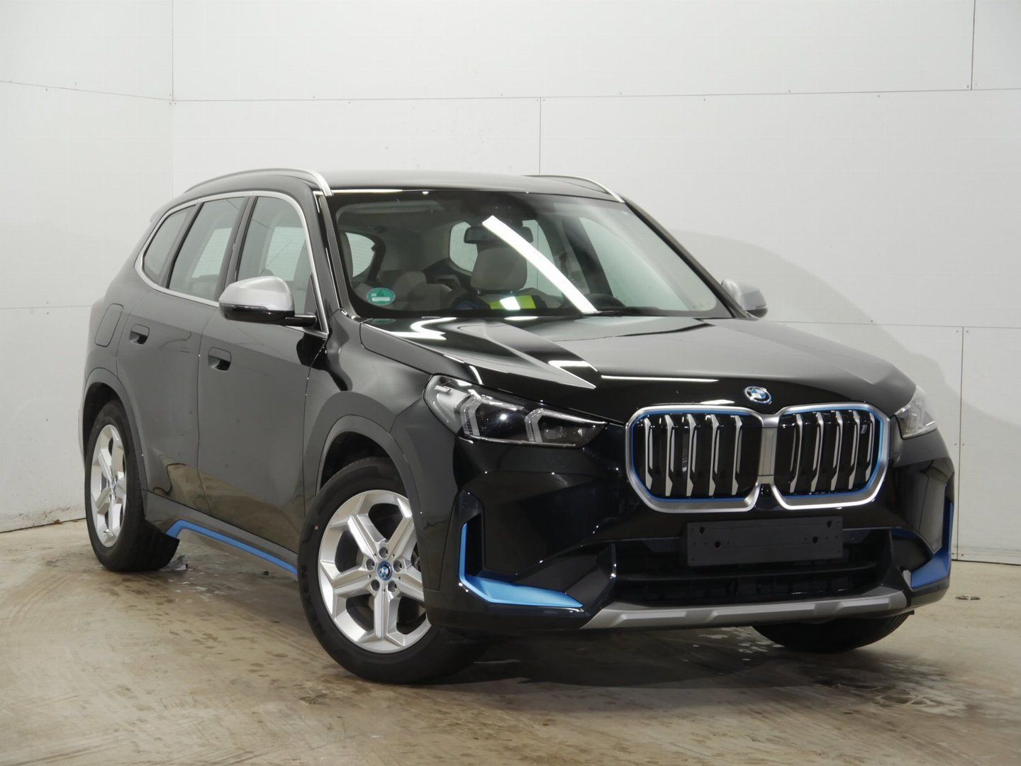 BMW iX1 xDrive 30 SAPPHIRE BLACK METALLIC (LHD) 02/2023 BMW iX1 xDrive 30 SAPPHIRE BLACK METALLIC (LHD) 02/2023