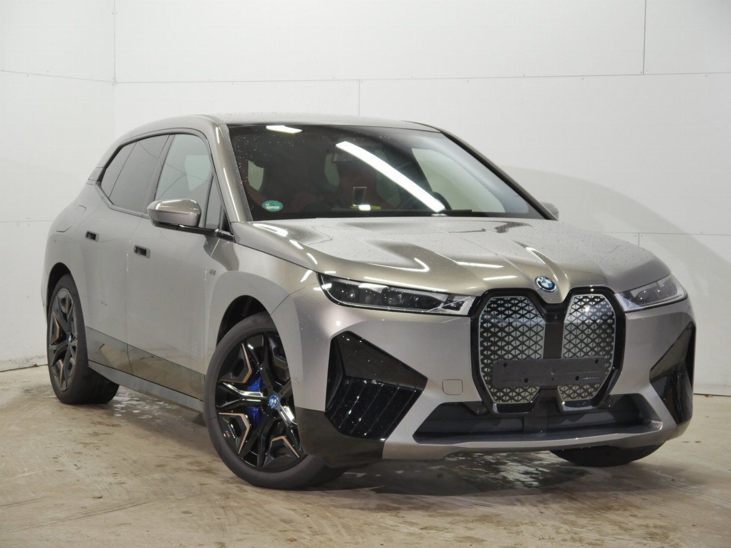 BMW iX M60 OXID GREY METALLIC (LHD) 01/2023 BMW iX M60 OXID GREY METALLIC (LHD) 01/2023