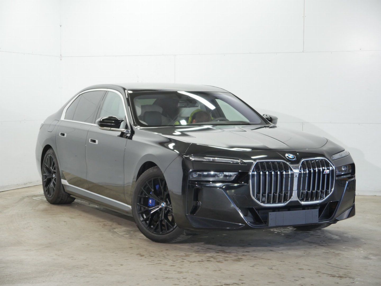 BMW M 760e xDrive SAPPHIRE BLACK METALLIC (LHD) 09/2023