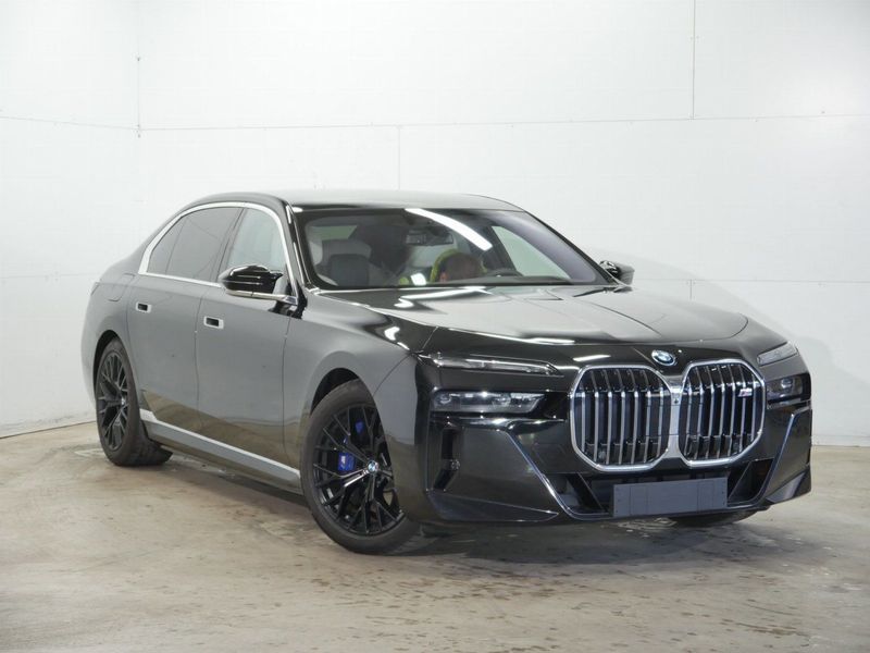 BMW M 760e xDrive SAPPHIRE BLACK METALLIC (LHD) 09/2023 BMW M 760e xDrive SAPPHIRE BLACK METALLIC (LHD) 09/2023