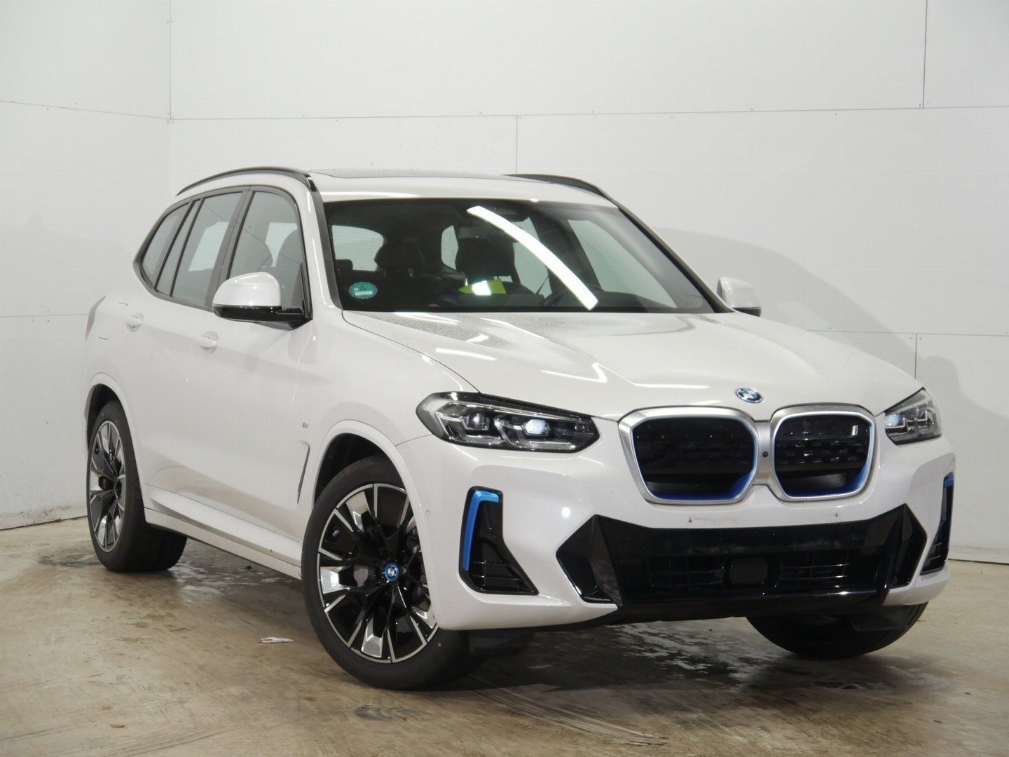 BMW IX 3 MINERAL WHITE METALLIC 01/2023 BMW IX 3 MINERAL WHITE METALLIC 01/2023