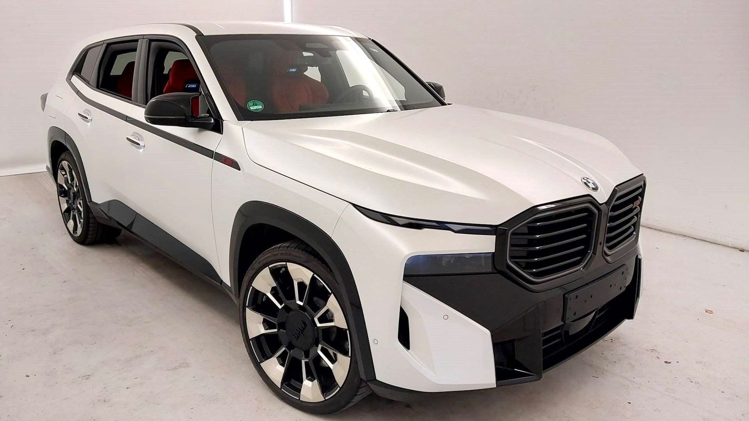 BMW XM M FROZEN WHITE METALLIC with BRILLIANT PEARL EFFECT (LHD) 05/2024