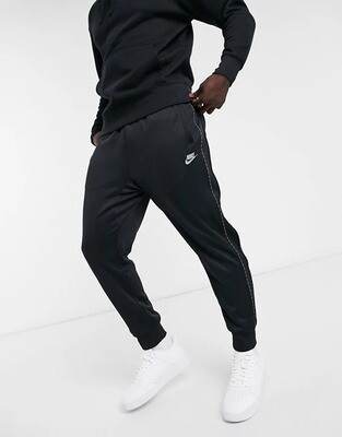 Pantalone Nike Nero Jogger con Fascia laterale Repeat Pack Swoosh Poliestere PK art. CZ7823 010