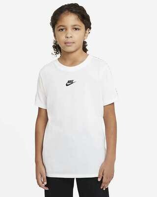 T-shirt Ragazzo Nike Sportswear Repeat Bianca con Logo frontale e strisce sulla spalla Art. DD4012 100