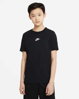T-shirt Ragazzo Nike Sportswear Repeat Nera con Logo frontale bianco e strisce sulla spalla Art. DD4012 010