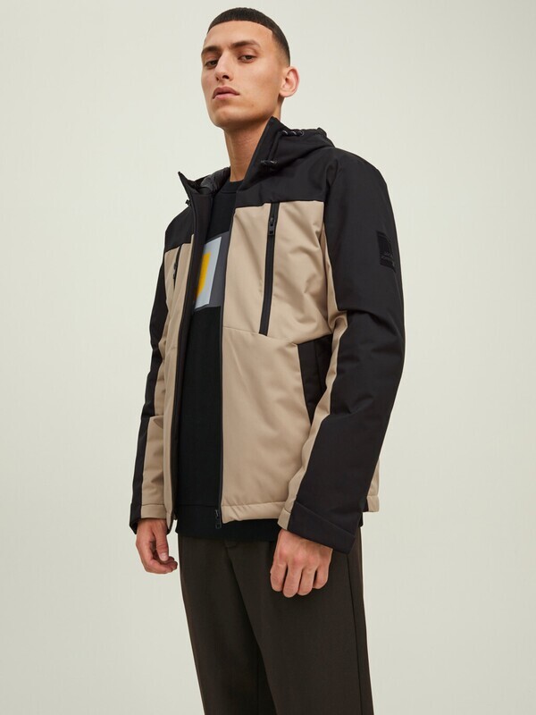 Giubbino Tecnico Uomo con cappuccio Bicolor BLock Nero / Sabbia Beige imbottitura light Jack&Jones JCOABEL JACKET SN art. 12214640 Giubbino Tecnico Uomo con cappuccio Bicolor BLock Nero / Sabbia Beige imbottitura light Jack&Jones JCOABEL JACKET SN art. 12214640