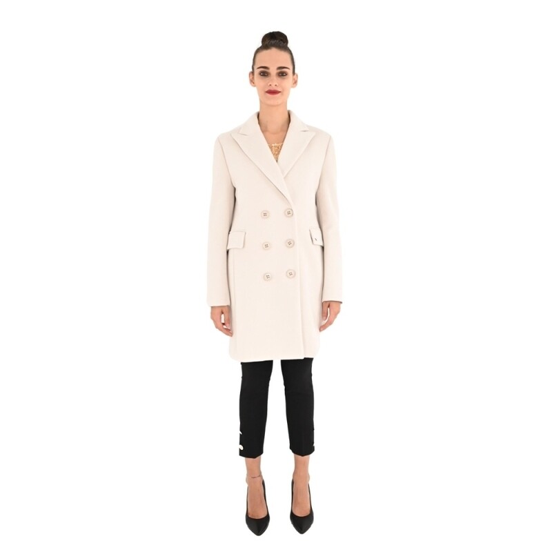 Cappotto Corto Doppio petto in Panno Panna Bianco Latte Donna Doppiopetto sei bottoni Sfiancato con rever a lancia Please Fashion art. K493MCRIST Cappotto Corto Doppio petto in Panno Panna Bianco Latte Donna Doppiopetto sei bottoni Sfiancato con rever a lancia Please Fashion art. K493MCRIST