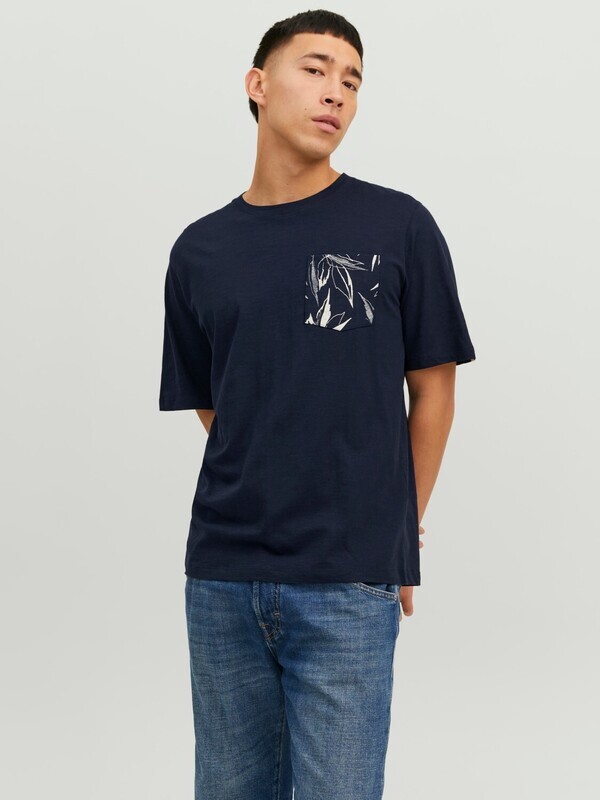 T-shirt Blu Uomo con taschino grafico Maglietta Maniche corte Cotone 100% Cotone Fiammato Jersey Jack&Jones JORCRAYON POCKET TEE Navy blazer art. 12227778 T-shirt Blu Uomo con taschino grafico Maglietta Maniche corte Cotone 100% Cotone Fiammato Jersey Jack&Jones JORCRAYON POCKET TEE Navy blazer art. 12227778