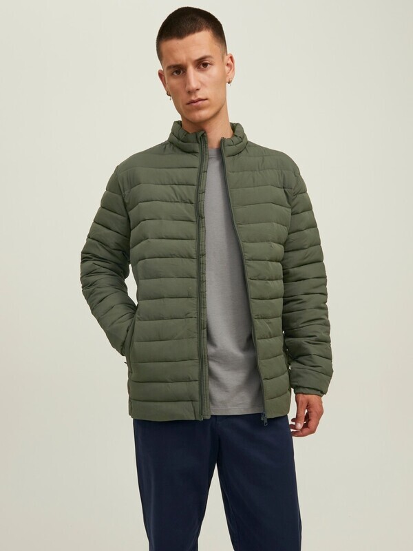 Giubbotto Uomo Leggero Verde Militare Piumino a collo alto giacca mezza stagione JJERECYCLE PUFFER COLLAR art. 12211129