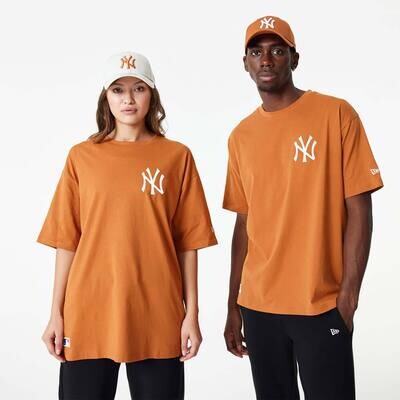 T-shirt oversize Arancione New Era Logo ricamato NY New York Yankees League Essential Arancio orange art. 60357033