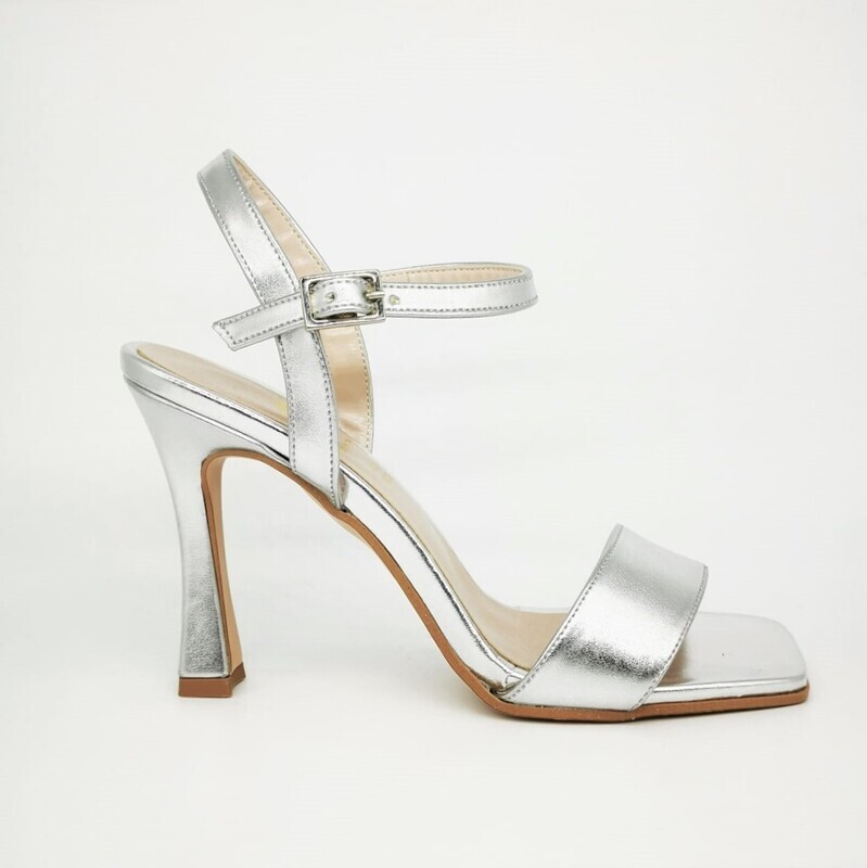 Sandali Argento laminato Con cinturino alla caviglia Tacco Alto Svasato Punta Quadrata Colbaffo® Collection scarpe Donna argentate Made in Italy art. CBD140 Sandali Argento laminato Con cinturino alla caviglia Tacco Alto Svasato Punta Quadrata Colbaffo® Collection scarpe Donna argentate Made in Italy art. CBD140