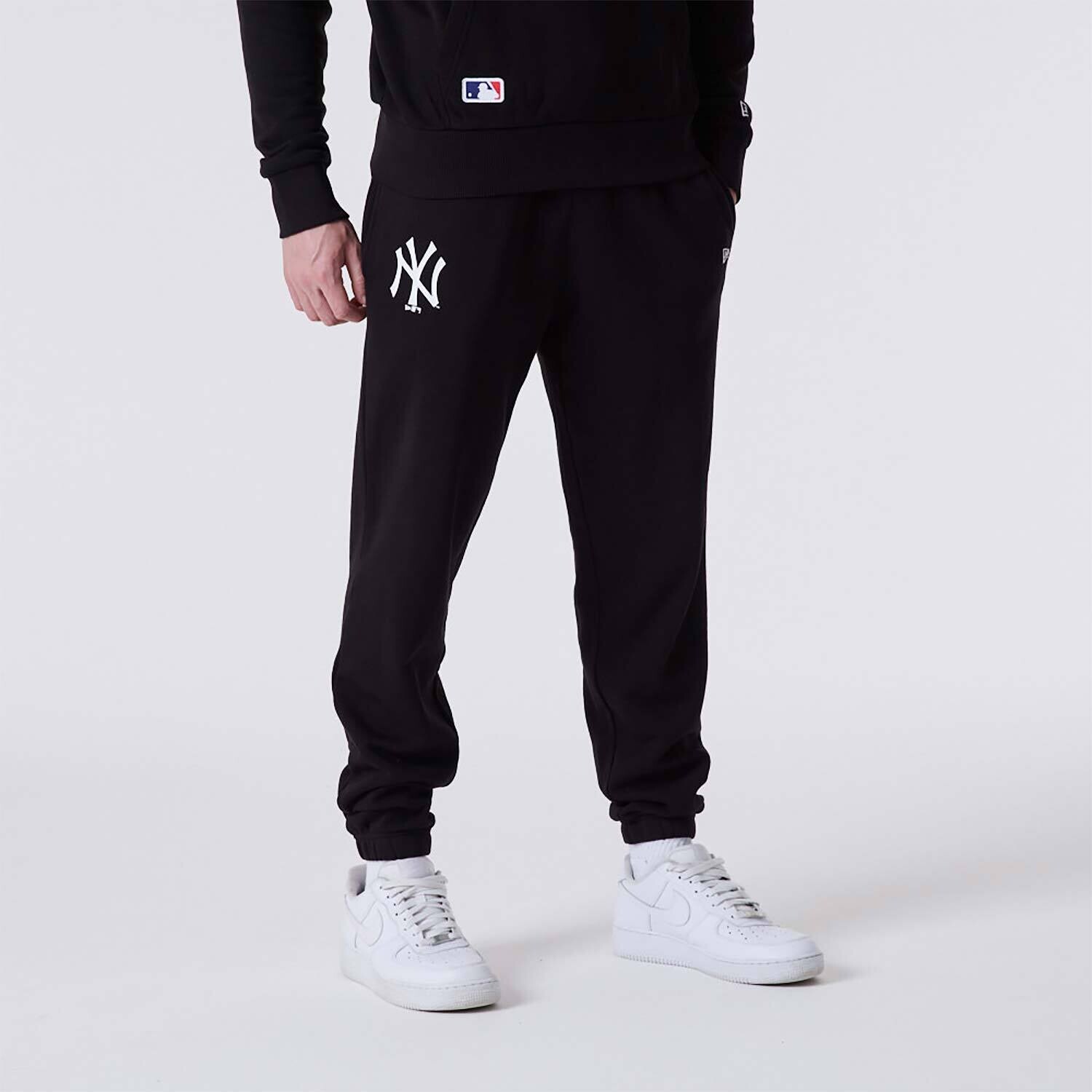 Pantalone in Felpa Nero New York NY Yankees New Era Jogger Unisex con elastico alla caviglia New York Yankees MLB Team Logo Black Felpato Fleece art. 60416726