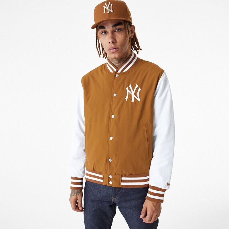 Bomber Giubbino NY New York Yankees MLB Uomo New Era Marrone / Bianco Biscotto Sabbia Giacca light brown Giubbotto Varsity Imbottito in nylon art. 60416305 Bomber Giubbino NY New York Yankees MLB Uomo New Era Marrone / Bianco Biscotto Sabbia Giacca light brown Giubbotto Varsity Imbottito in nylon art. 60416305