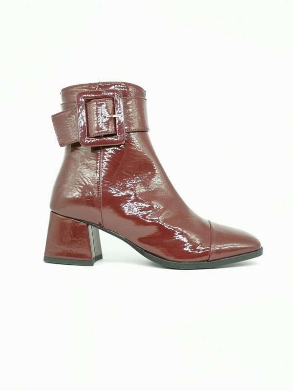 Stivaletti Bassi Bordò donna Colbaffo ® in Naplak Vernice con fibbia accessoria Tronchetto basso Bordeaux Vino lucido Tacco 5 cm / 50 mm punta quadrata art. CBD649 Stivaletti Bassi Bordò donna Colbaffo ® in Naplak Vernice con fibbia accessoria Tronchetto basso Bordeaux Vino lucido Tacco 5 cm / 50 mm punta quadrata art. CBD649