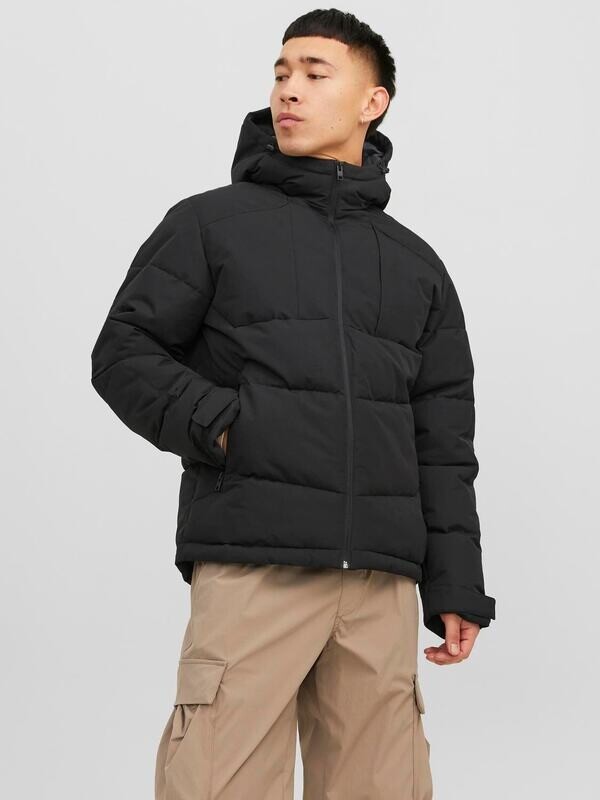 Giubbino con Cappuccio Nero Uomo giacca invernale nera Essential fit capospalla giubbotto Piumino black imbottito Premium Jack&Jones JCOOTIS PUFFER art. 12239001 Giubbino con Cappuccio Nero Uomo giacca invernale nera Essential fit capospalla giubbotto Piumino black imbottito Premium Jack&Jones JCOOTIS PUFFER art. 12239001