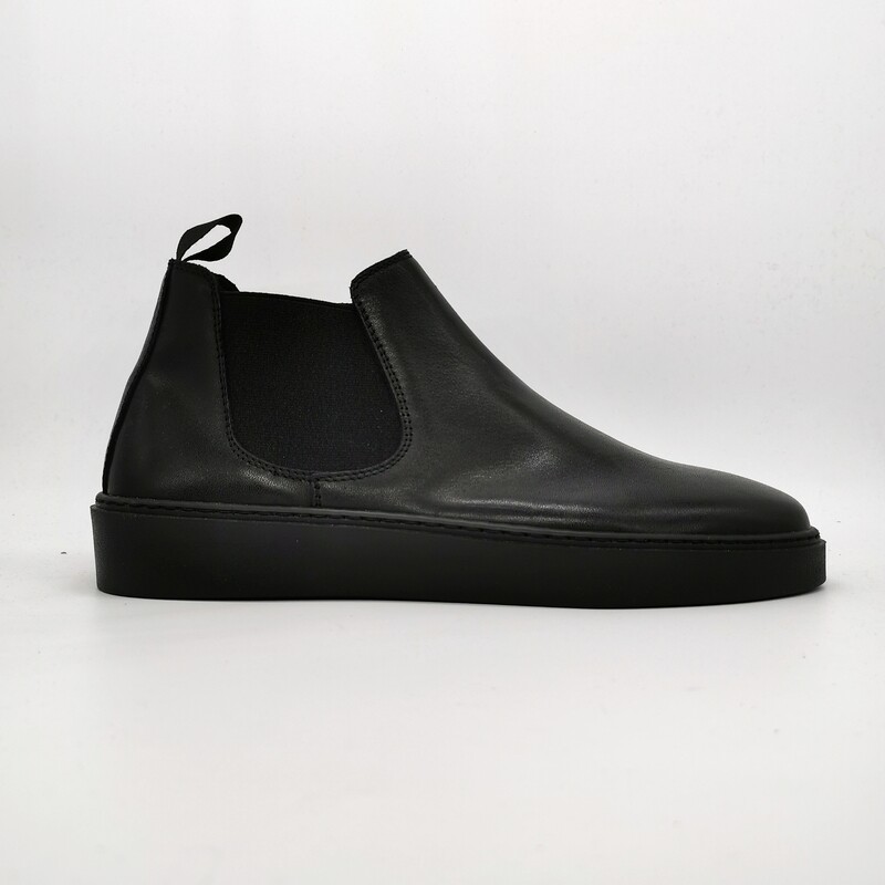 Stivaletti Neri in pelle Uomo ColBaffo® senza lacci Total Black Nero Fondo piatto frau in gomma Chelsea classic para alta scarpe stivaletto con elastico art. CBU-7512VIT Stivaletti Neri in pelle Uomo ColBaffo® senza lacci Total Black Nero Fondo piatto frau in gomma Chelsea classic para alta scarpe stivaletto con elastico art. CBU-7512VIT