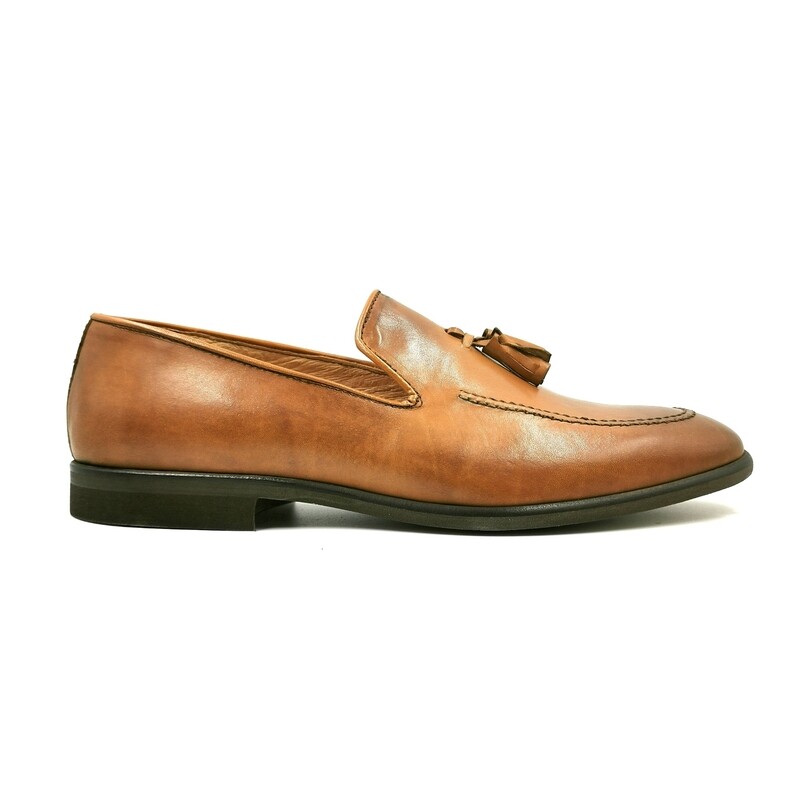 Mocassini Cuoio Cognac spazzolato con Nappina Uomo in Vera Pelle Modello Vaschetta Mocassino Marrone Beige Basso Colbaffo® Suola bassa in Microlite Scarpe eleganti art. CBU23125 Mocassini Cuoio Cognac spazzolato con Nappina Uomo in Vera Pelle Modello Vaschetta Mocassino Marrone Beige Basso Colbaffo® Suola bassa in Microlite Scarpe eleganti art. CBU23125