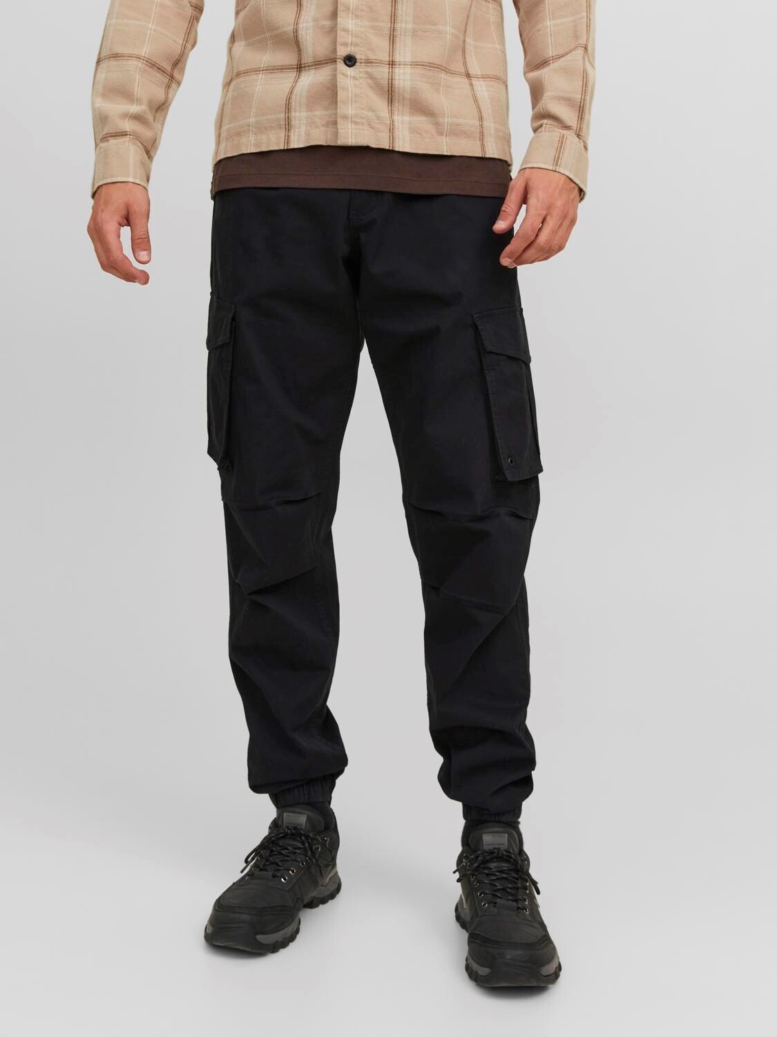 Pantaloni Cargo Larghi Uomo Neri Scuri chino in cotone Loose Fit Gamba Larga Vita elastica jack & Jones JPSTKANE JJNOAH Nero Black  art. 12242264