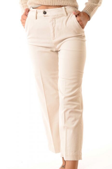 Pantaloni Latte Donna in cotone leggero gabardina Chino Taglio svasato vita Media Pantalone Bianco chiaro estivo Roy Roger's Lais Cut art. RND032P3810127.C0095 Pantaloni Latte Donna in cotone leggero gabardina Chino Taglio svasato vita Media Pantalone Bianco chiaro estivo Roy Roger's Lais Cut art. RND032P3810127.C0095